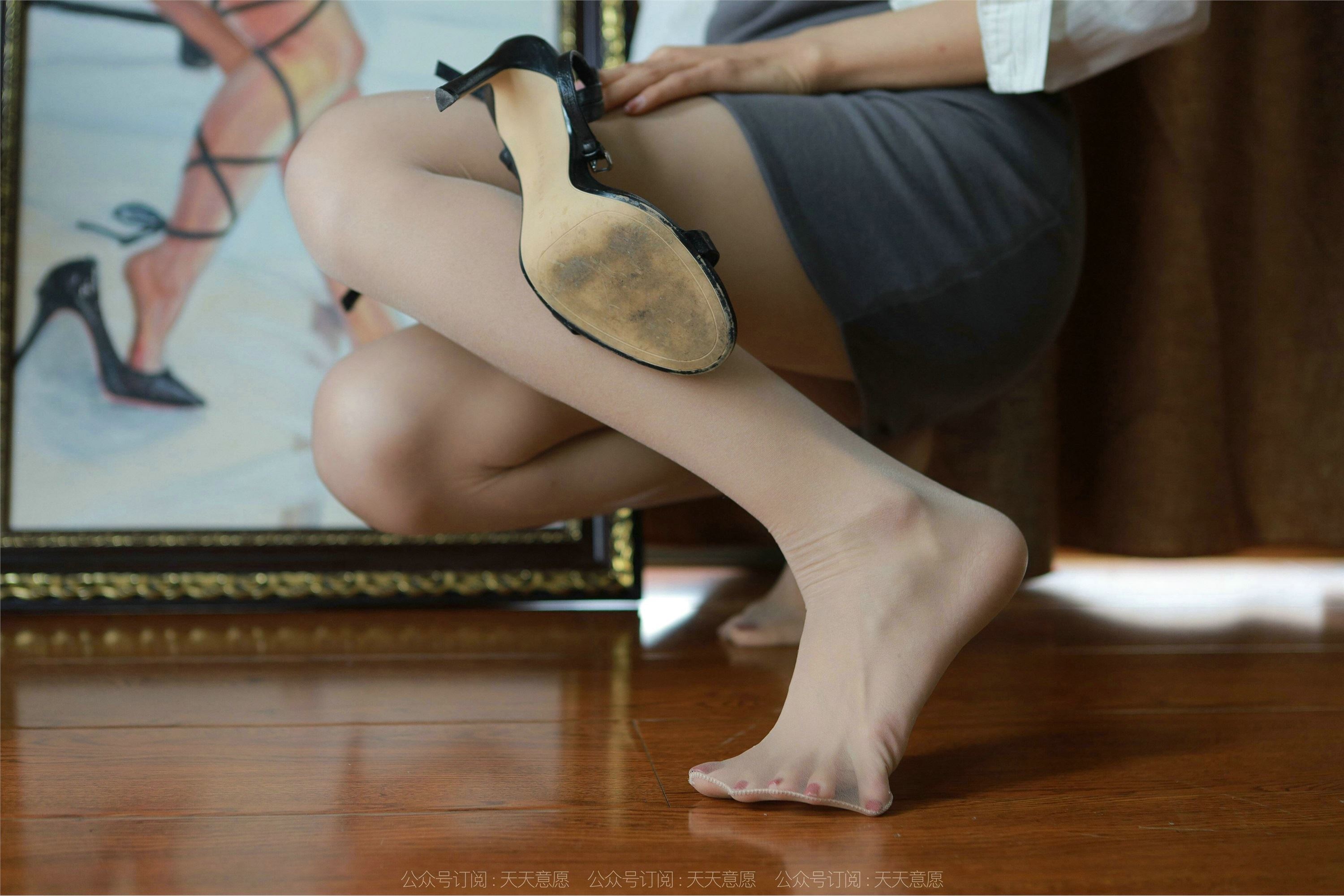 IESS异思趣向  2022.02.14 丝享家1004：美子《地板上的尤物》